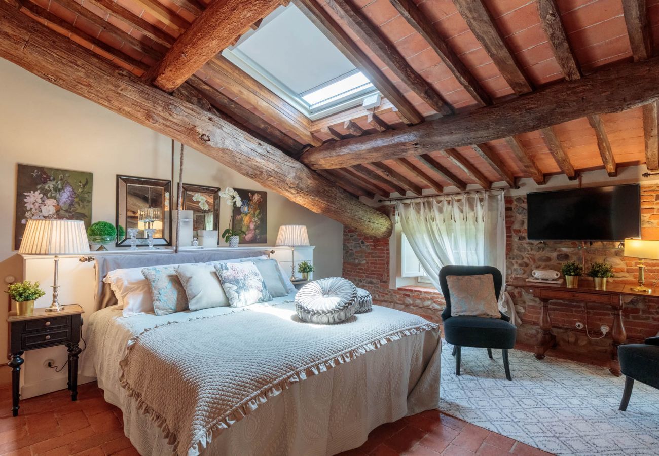 Villa a Lucca - VILLA HUGO, Understated Luxury 5 Bedrooms Villa with Pool and a Welcoming Ambience