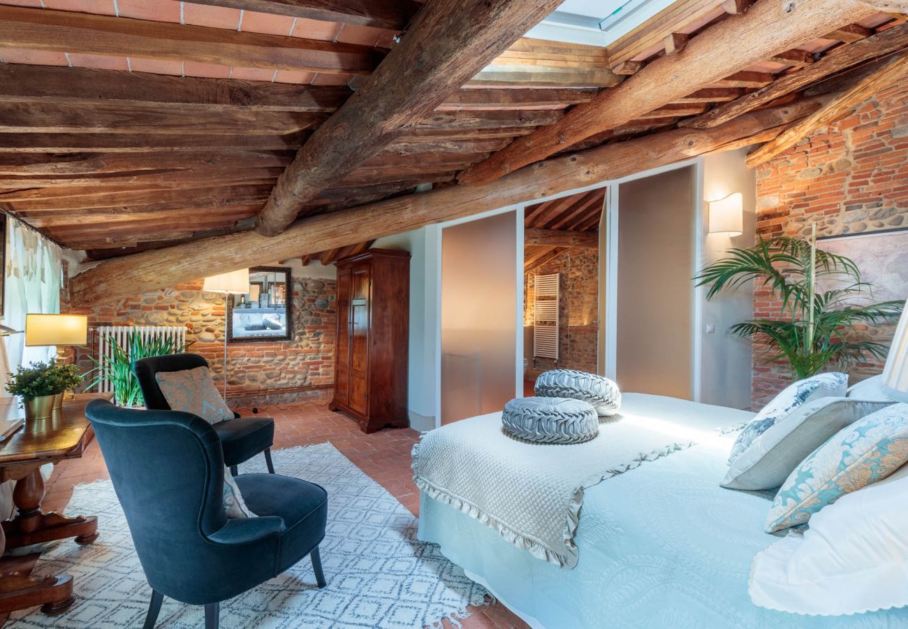 Villa a Lucca - VILLA HUGO, Understated Luxury 5 Bedrooms Villa with Pool and a Welcoming Ambience