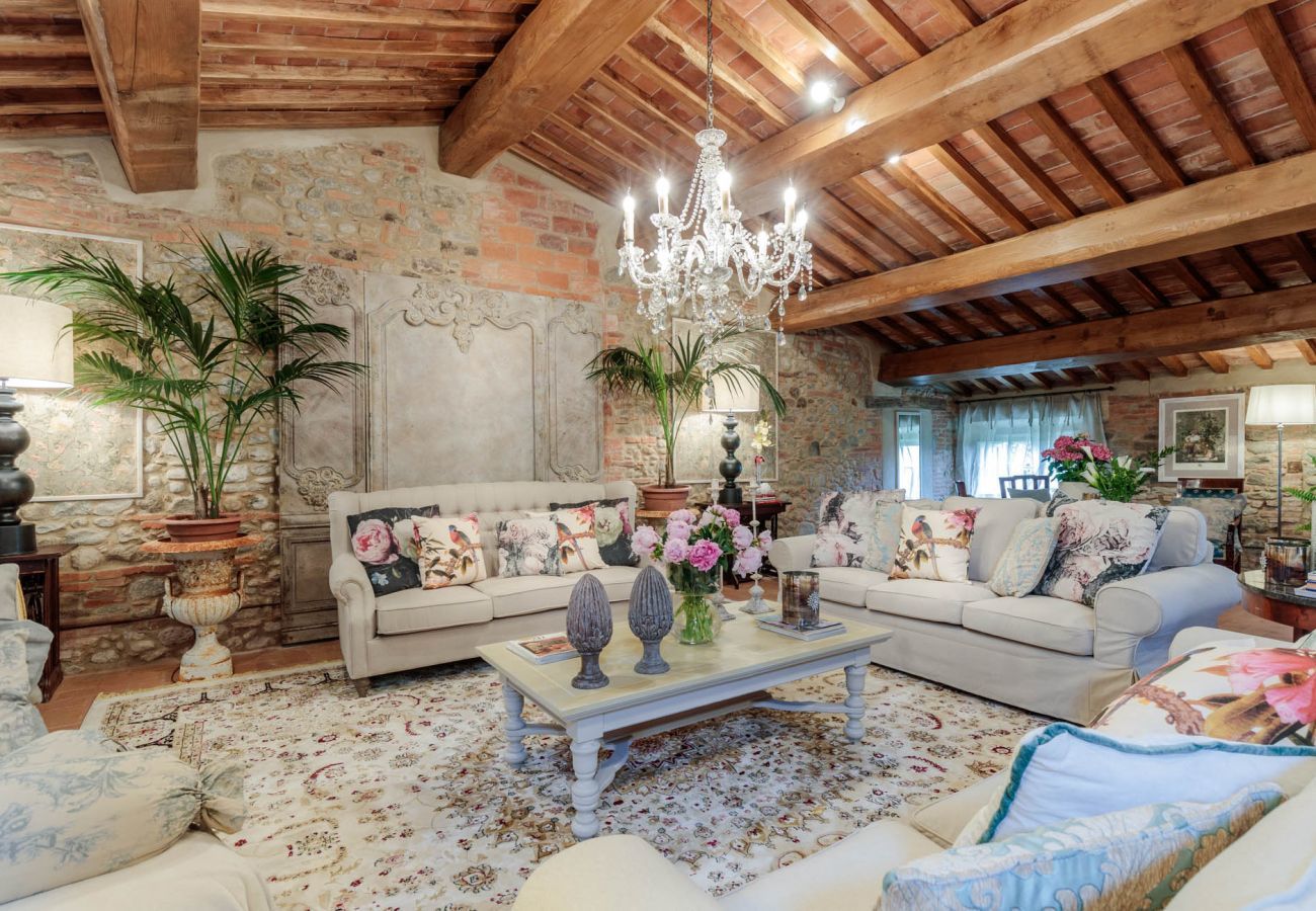 Villa a Lucca - VILLA HUGO, Understated Luxury 5 Bedrooms Villa with Pool and a Welcoming Ambience