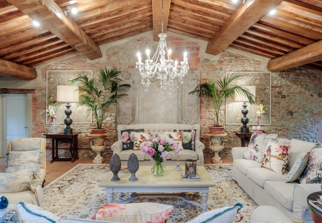 Villa a Lucca - VILLA HUGO, Understated Luxury 5 Bedrooms Villa with Pool and a Welcoming Ambience