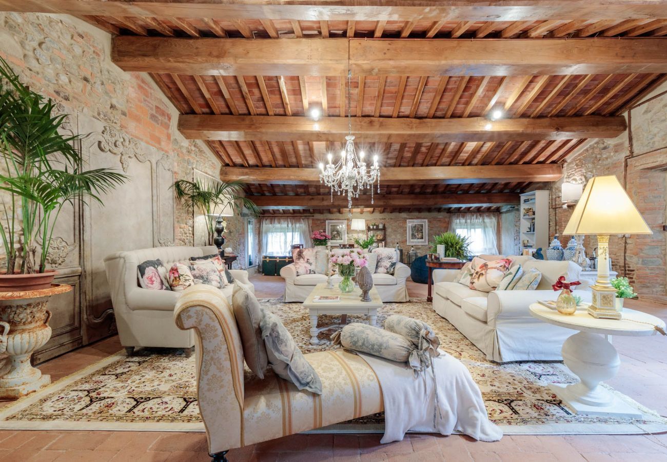 Villa a Lucca - VILLA HUGO, Understated Luxury 5 Bedrooms Villa with Pool and a Welcoming Ambience