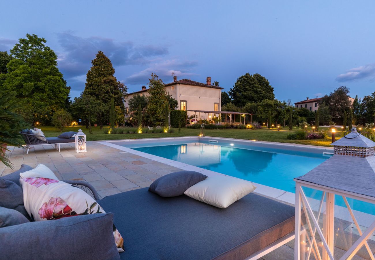 Villa a Lucca - VILLA HUGO, Understated Luxury 5 Bedrooms Villa with Pool and a Welcoming Ambience