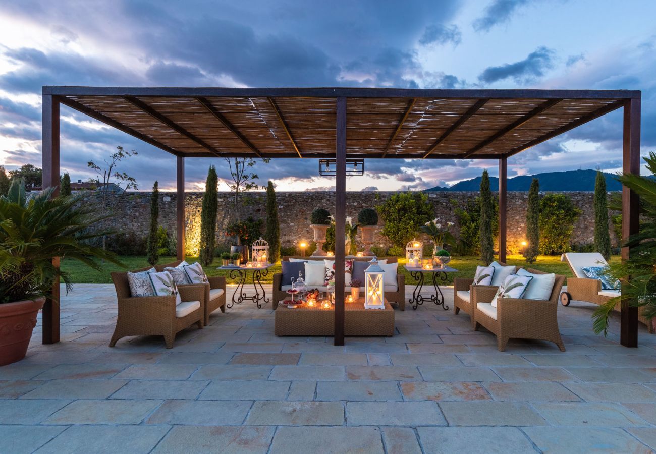 Villa a Lucca - VILLA HUGO, Understated Luxury 5 Bedrooms Villa with Pool and a Welcoming Ambience