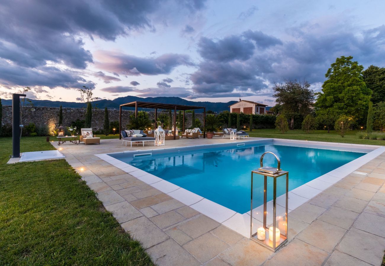 Villa a Lucca - VILLA HUGO, Understated Luxury 5 Bedrooms Villa with Pool and a Welcoming Ambience