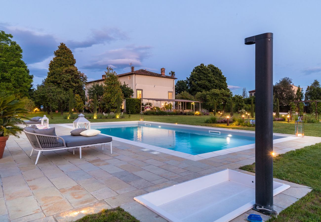 Villa a Lucca - VILLA HUGO, Understated Luxury 5 Bedrooms Villa with Pool and a Welcoming Ambience