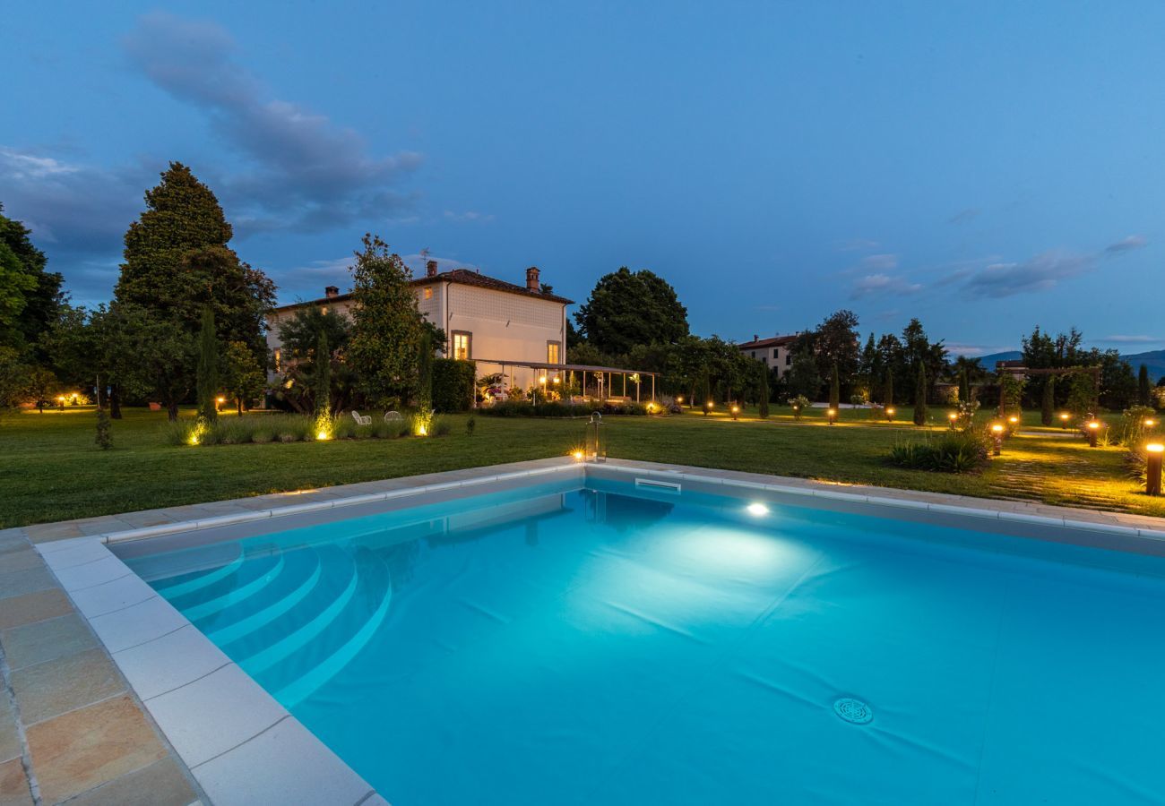 Villa a Lucca - VILLA HUGO, Understated Luxury 5 Bedrooms Villa with Pool and a Welcoming Ambience