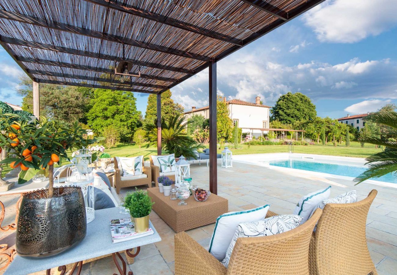 Villa a Lucca - VILLA HUGO, Understated Luxury 5 Bedrooms Villa with Pool and a Welcoming Ambience