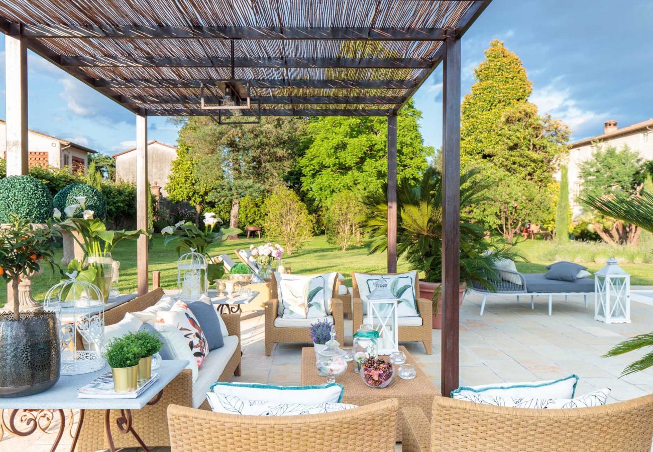 Villa a Lucca - VILLA HUGO, Understated Luxury 5 Bedrooms Villa with Pool and a Welcoming Ambience