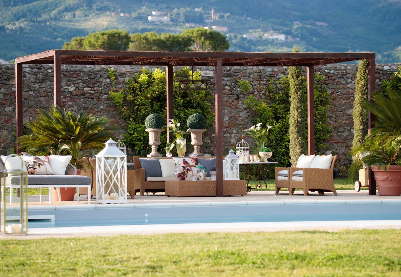 Villa a Lucca - VILLA HUGO, Understated Luxury 5 Bedrooms Villa with Pool and a Welcoming Ambience