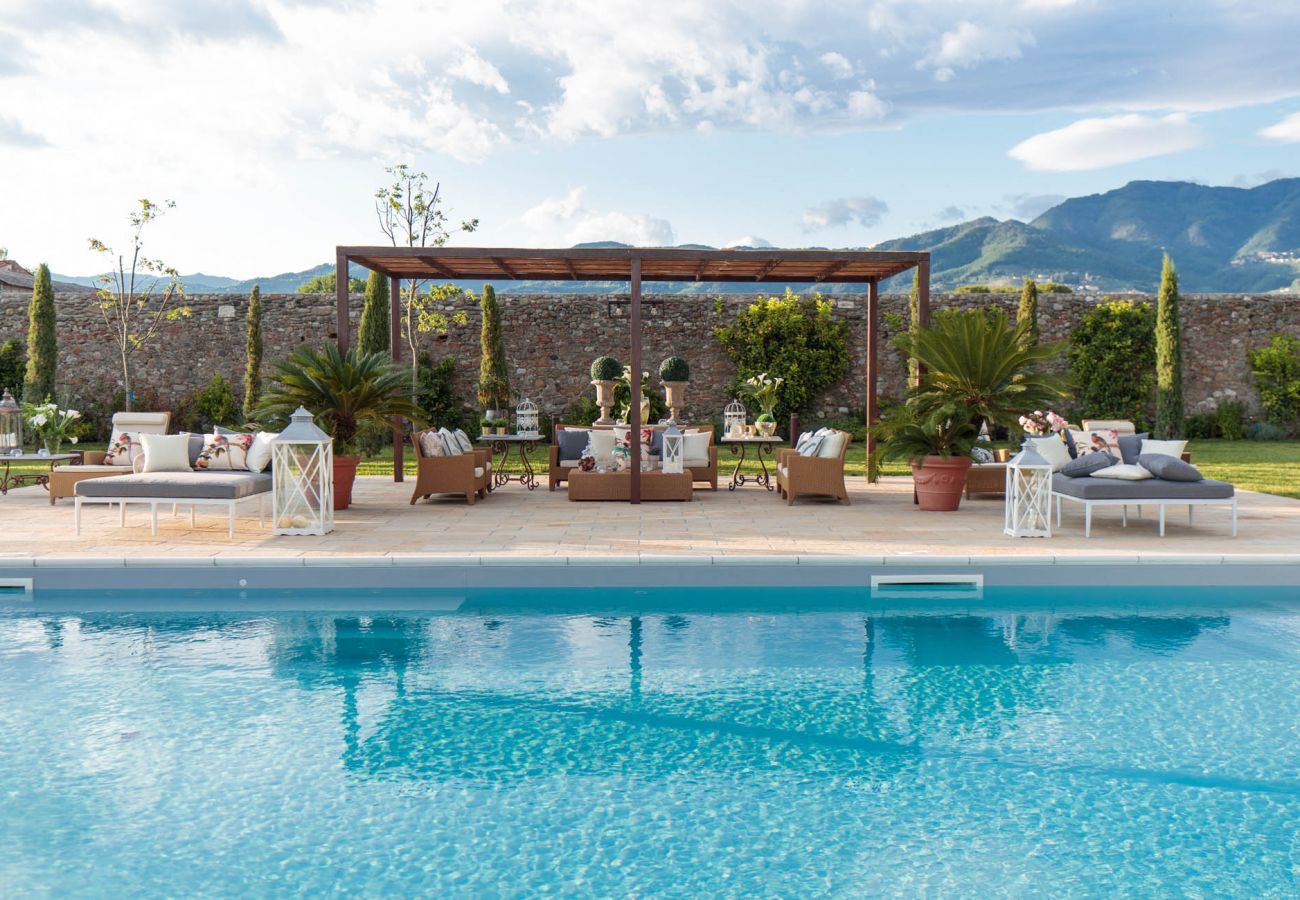 Villa a Lucca - VILLA HUGO, Understated Luxury 5 Bedrooms Villa with Pool and a Welcoming Ambience