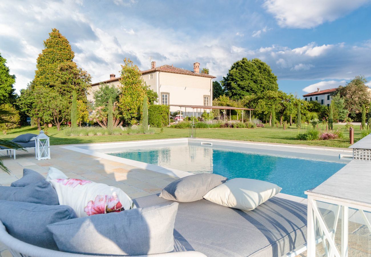 Villa a Lucca - VILLA HUGO, Understated Luxury 5 Bedrooms Villa with Pool and a Welcoming Ambience