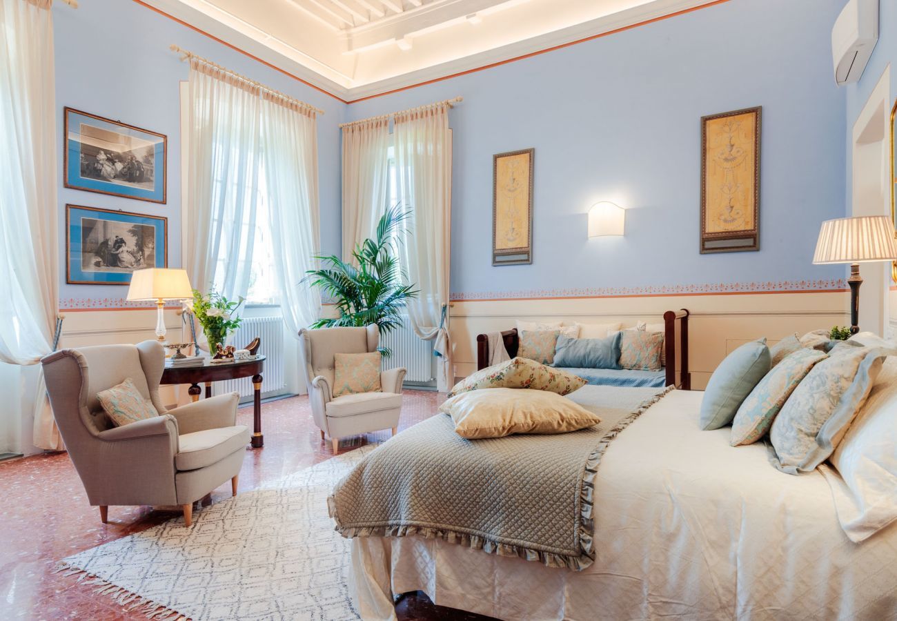 Villa a Lucca - VILLA HUGO, Understated Luxury 5 Bedrooms Villa with Pool and a Welcoming Ambience