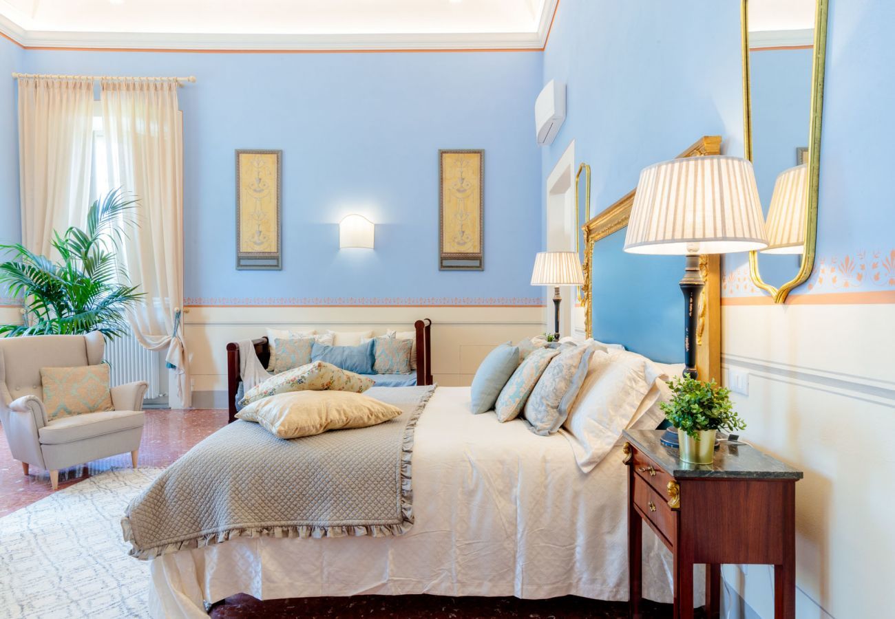 Villa a Lucca - VILLA HUGO, Understated Luxury 5 Bedrooms Villa with Pool and a Welcoming Ambience