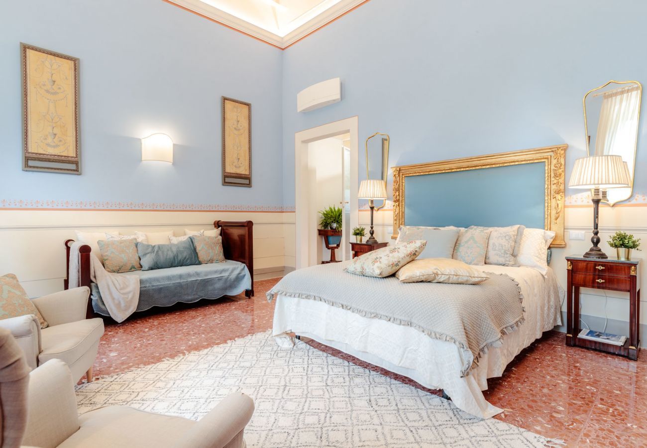 Villa a Lucca - VILLA HUGO, Understated Luxury 5 Bedrooms Villa with Pool and a Welcoming Ambience