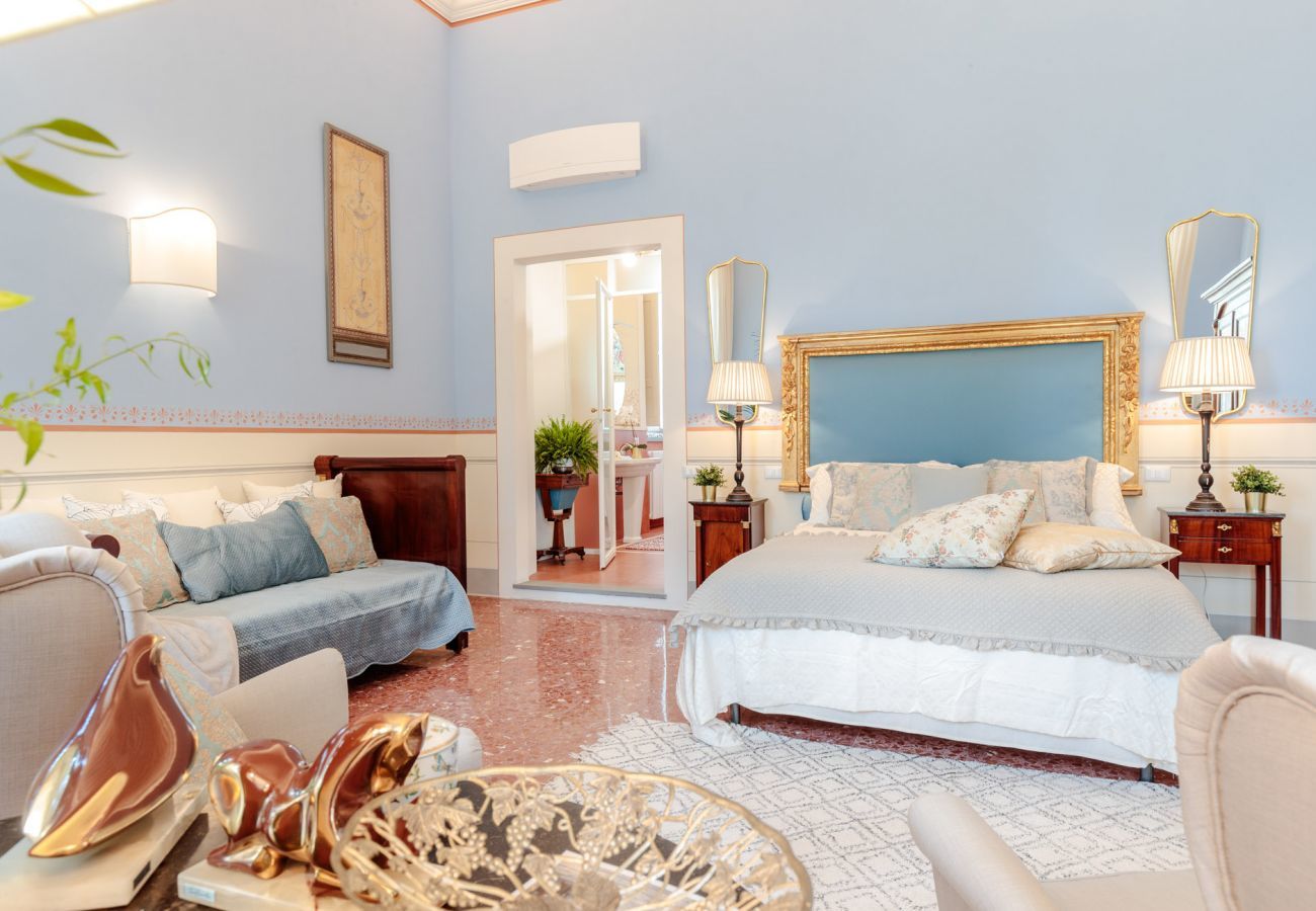 Villa a Lucca - VILLA HUGO, Understated Luxury 5 Bedrooms Villa with Pool and a Welcoming Ambience