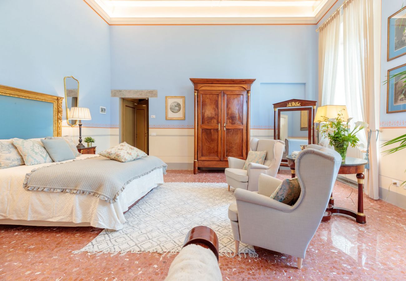 Villa a Lucca - VILLA HUGO, Understated Luxury 5 Bedrooms Villa with Pool and a Welcoming Ambience