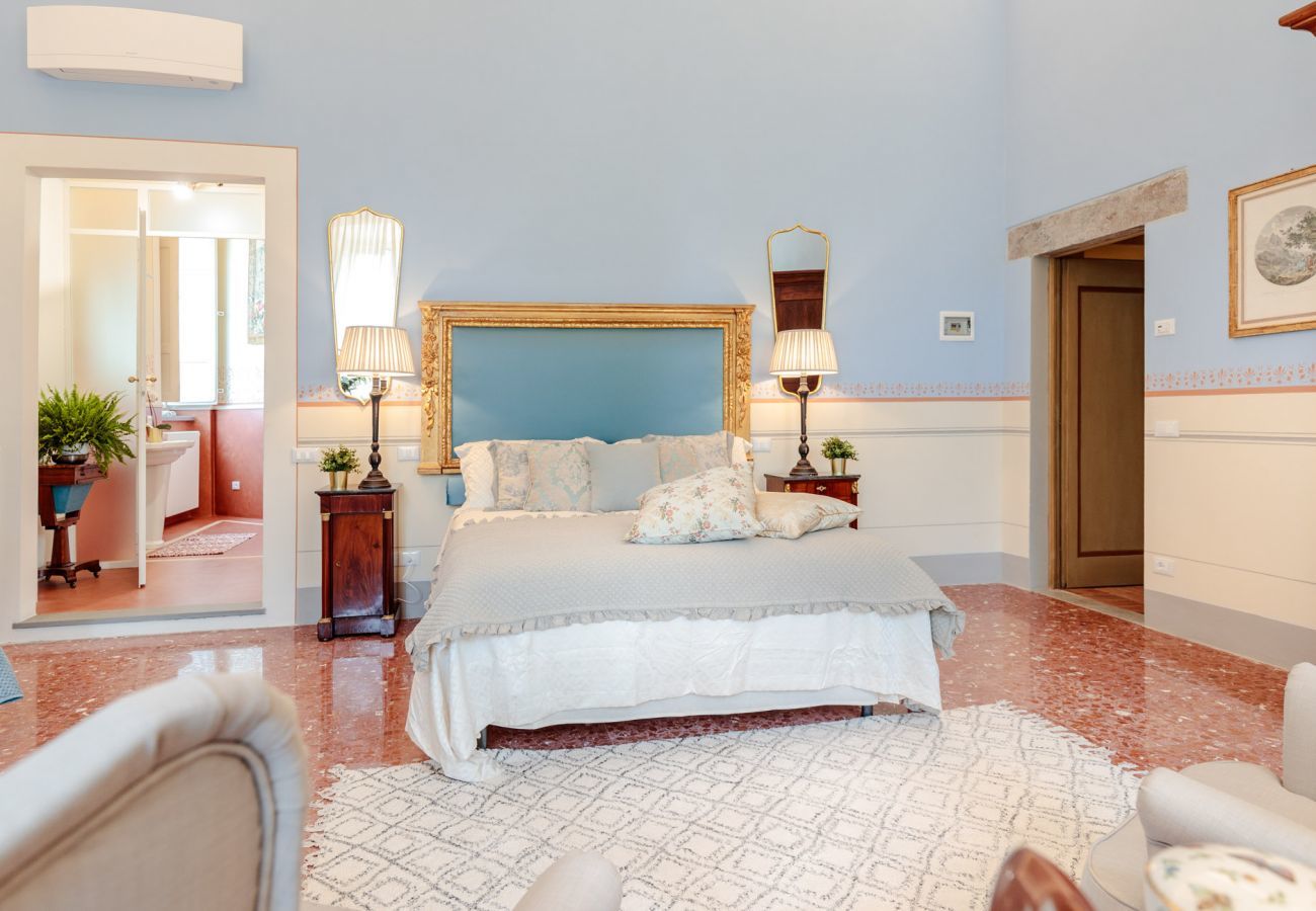 Villa a Lucca - VILLA HUGO, Understated Luxury 5 Bedrooms Villa with Pool and a Welcoming Ambience