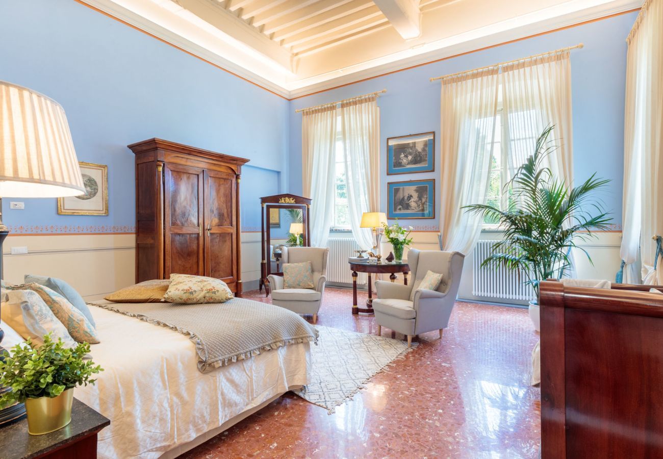 Villa a Lucca - VILLA HUGO, Understated Luxury 5 Bedrooms Villa with Pool and a Welcoming Ambience