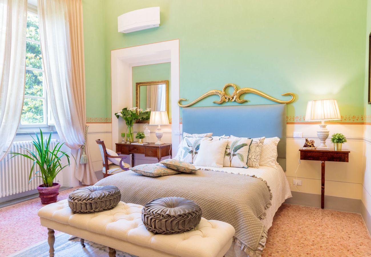 Villa a Lucca - VILLA HUGO, Understated Luxury 5 Bedrooms Villa with Pool and a Welcoming Ambience