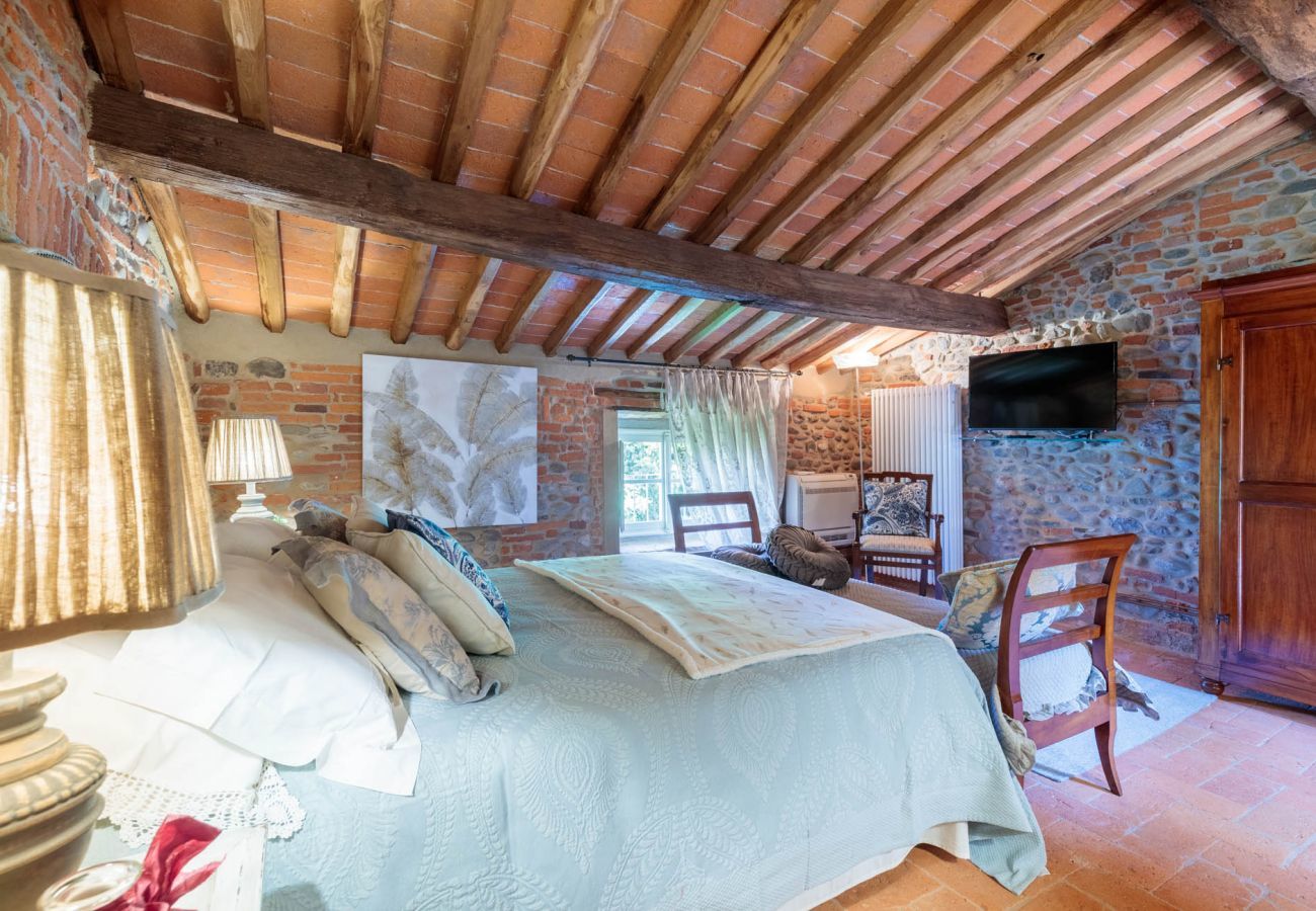 Villa a Lucca - VILLA HUGO, Understated Luxury 5 Bedrooms Villa with Pool and a Welcoming Ambience