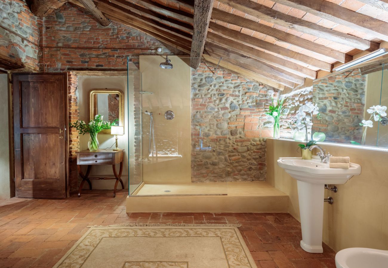 Villa a Lucca - VILLA HUGO, Understated Luxury 5 Bedrooms Villa with Pool and a Welcoming Ambience