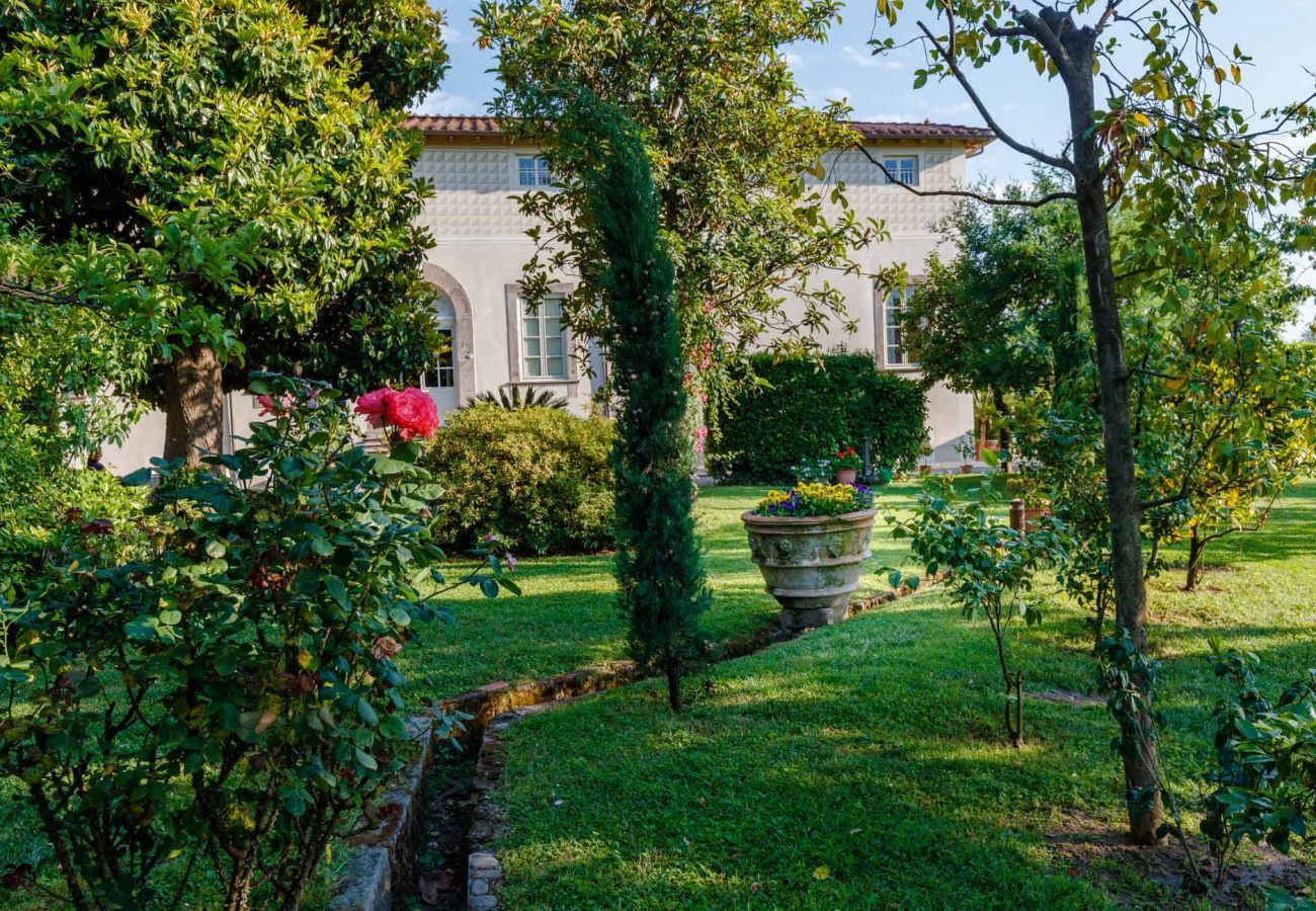 Villa a Lucca - VILLA HUGO, Understated Luxury 5 Bedrooms Villa with Pool and a Welcoming Ambience