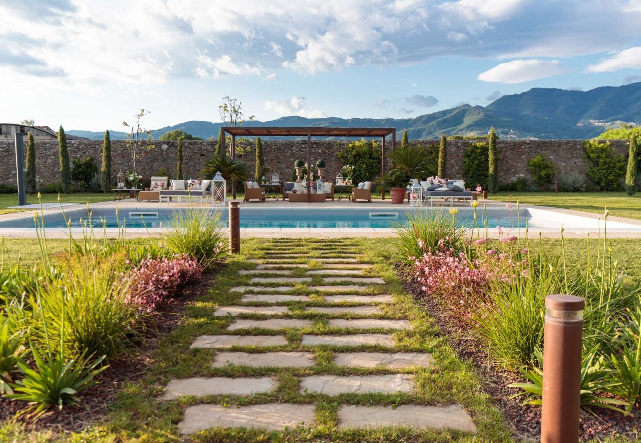 Villa a Lucca - VILLA HUGO, Understated Luxury 5 Bedrooms Villa with Pool and a Welcoming Ambience