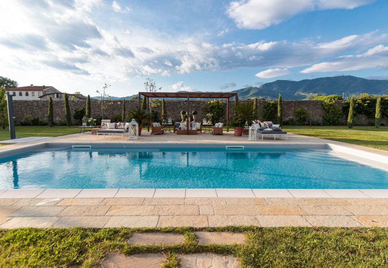 Villa a Lucca - VILLA HUGO, Understated Luxury 5 Bedrooms Villa with Pool and a Welcoming Ambience