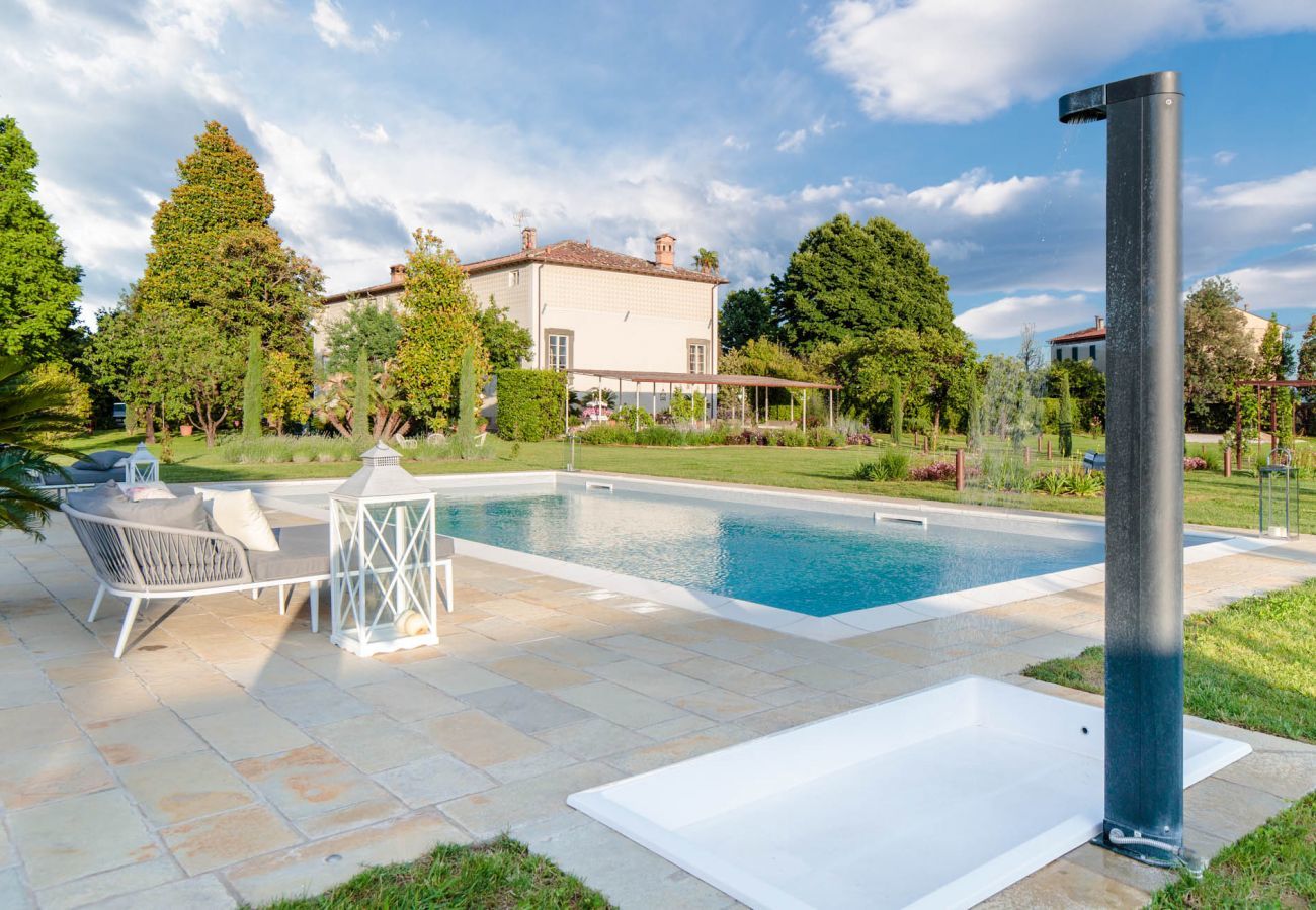 Villa a Lucca - VILLA HUGO, Understated Luxury 5 Bedrooms Villa with Pool and a Welcoming Ambience