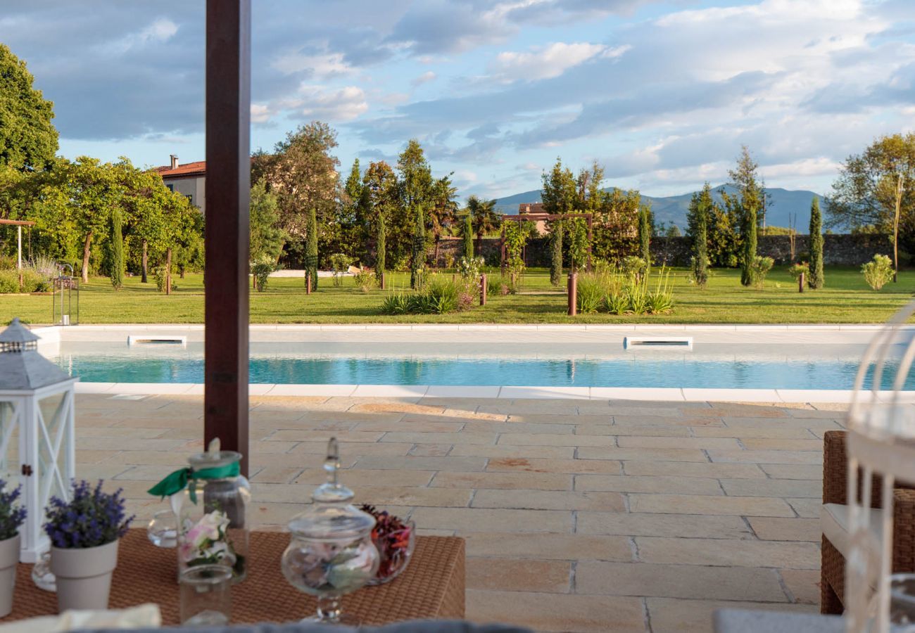 Villa a Lucca - VILLA HUGO, Understated Luxury 5 Bedrooms Villa with Pool and a Welcoming Ambience