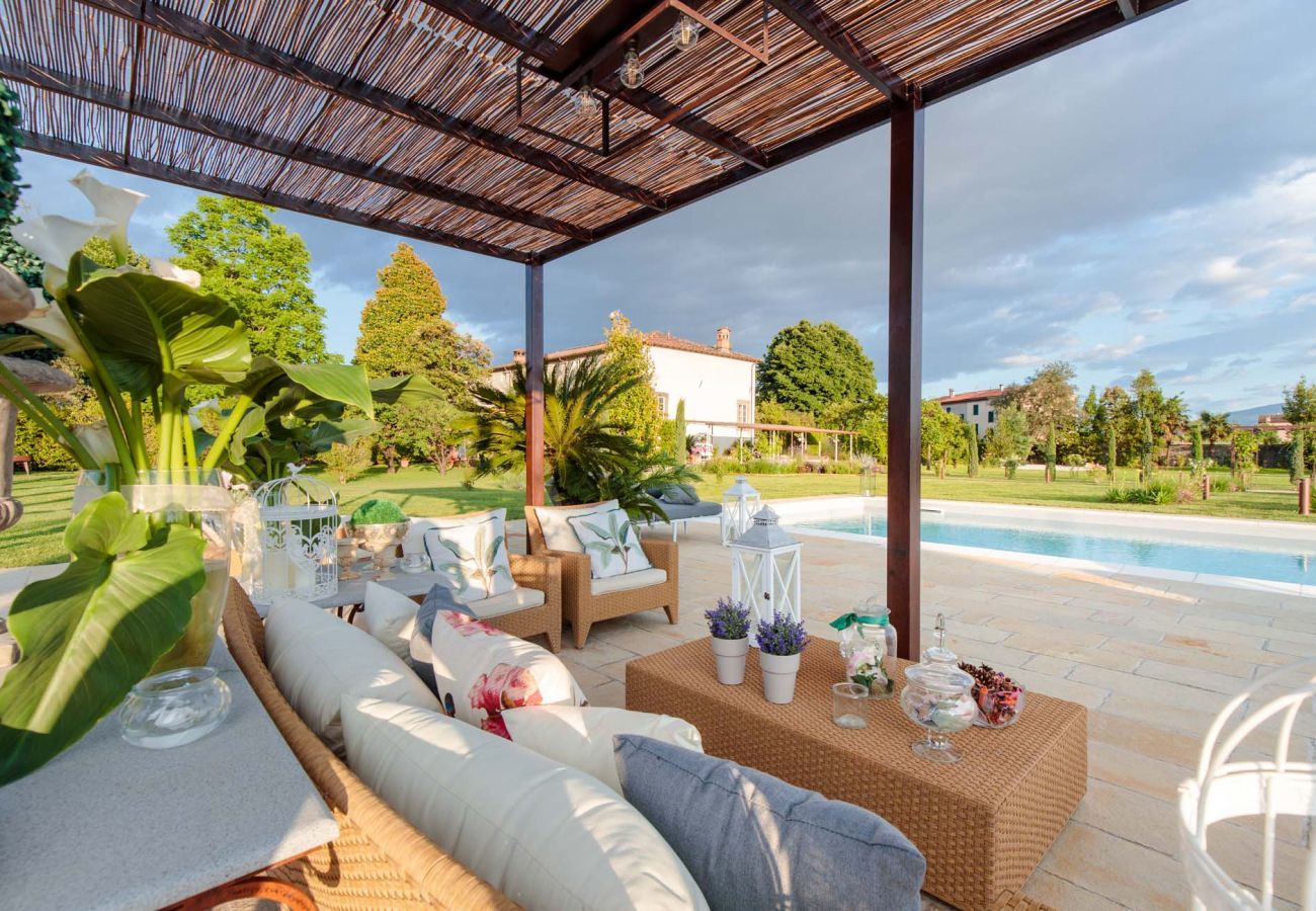 Villa a Lucca - VILLA HUGO, Understated Luxury 5 Bedrooms Villa with Pool and a Welcoming Ambience