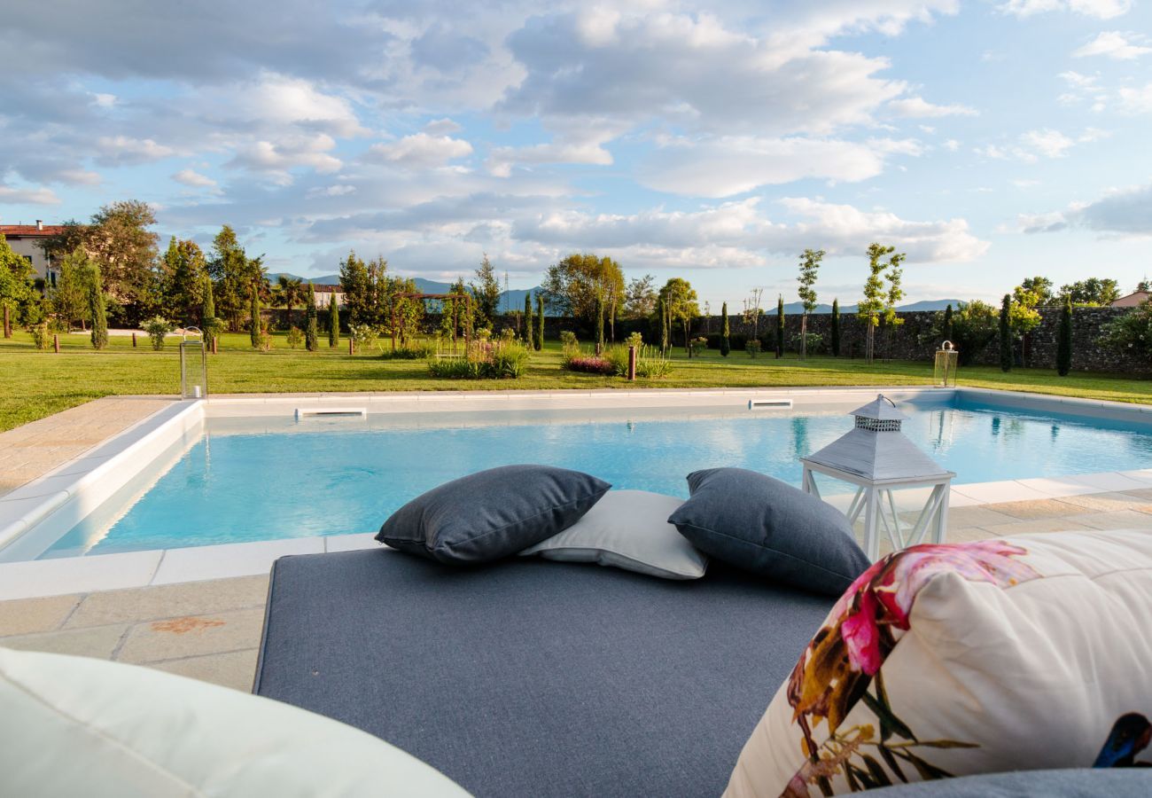 Villa a Lucca - VILLA HUGO, Understated Luxury 5 Bedrooms Villa with Pool and a Welcoming Ambience