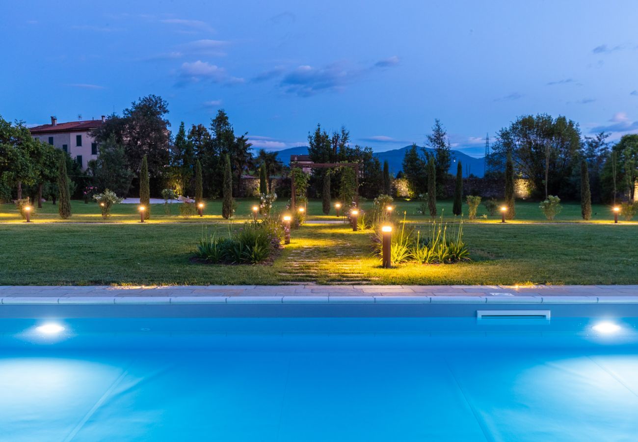 Villa a Lucca - VILLA HUGO, Understated Luxury 5 Bedrooms Villa with Pool and a Welcoming Ambience