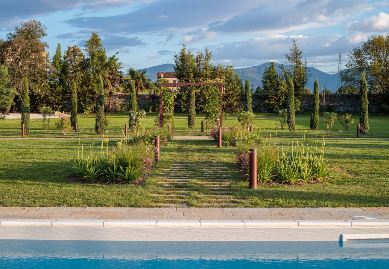 Villa a Lucca - VILLA HUGO, Understated Luxury 5 Bedrooms Villa with Pool and a Welcoming Ambience