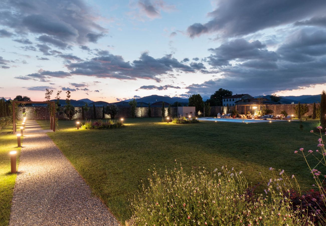 Villa a Lucca - VILLA HUGO, Understated Luxury 5 Bedrooms Villa with Pool and a Welcoming Ambience