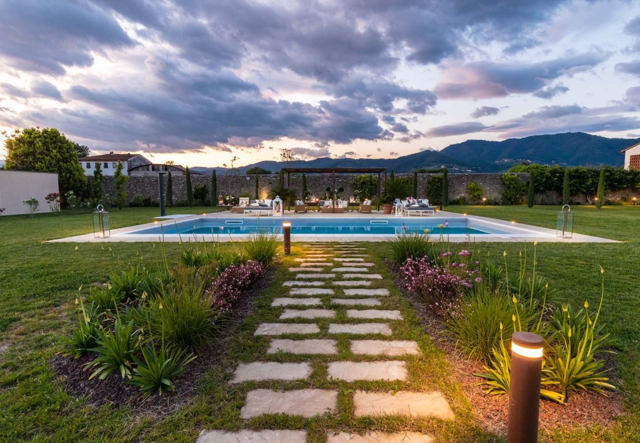 Villa a Lucca - VILLA HUGO, Understated Luxury 5 Bedrooms Villa with Pool and a Welcoming Ambience