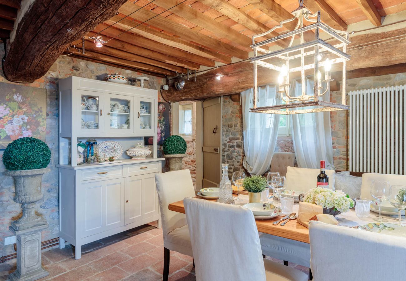 Villa a Lucca - VILLA HUGO, Understated Luxury 5 Bedrooms Villa with Pool and a Welcoming Ambience