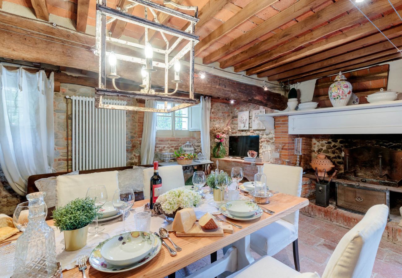 Villa a Lucca - VILLA HUGO, Understated Luxury 5 Bedrooms Villa with Pool and a Welcoming Ambience