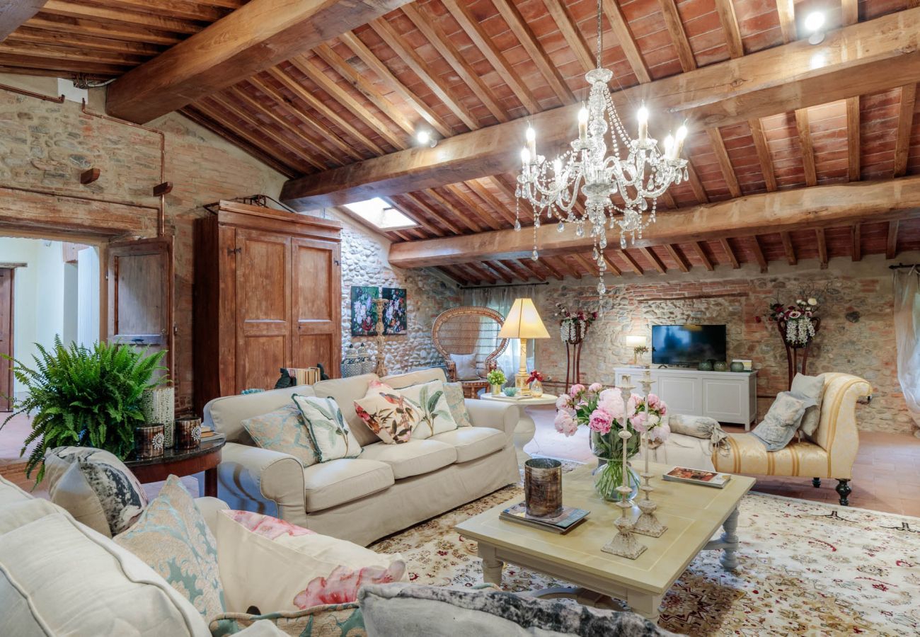 Villa a Lucca - VILLA HUGO, Understated Luxury 5 Bedrooms Villa with Pool and a Welcoming Ambience