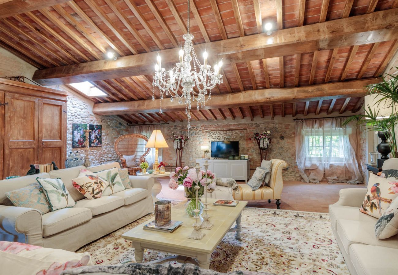 Villa a Lucca - VILLA HUGO, Understated Luxury 5 Bedrooms Villa with Pool and a Welcoming Ambience