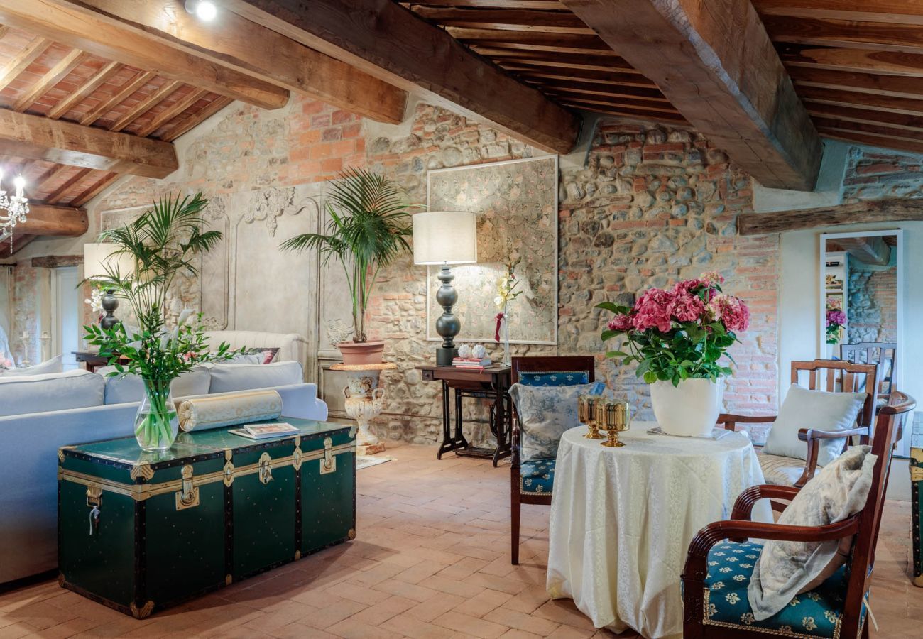 Villa a Lucca - VILLA HUGO, Understated Luxury 5 Bedrooms Villa with Pool and a Welcoming Ambience