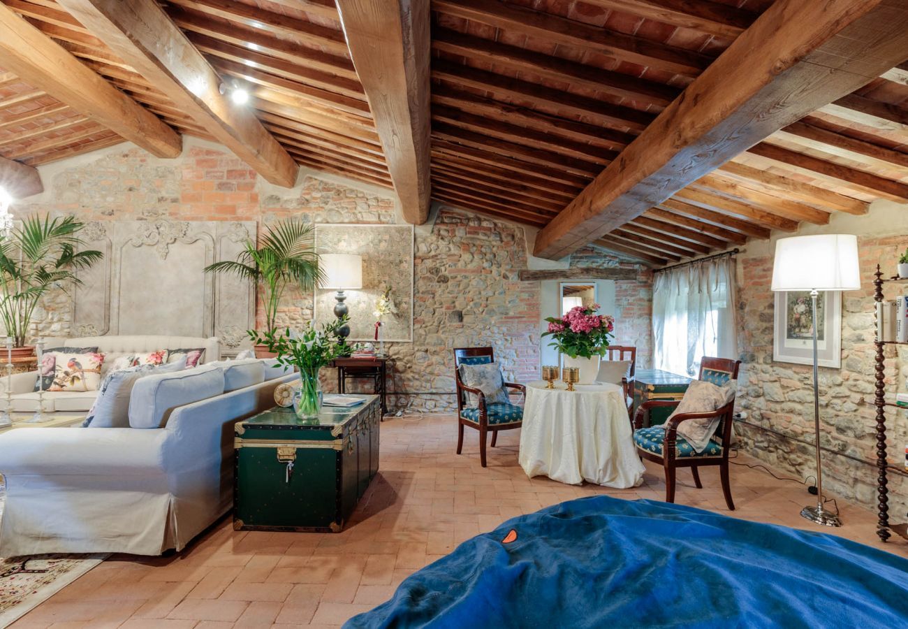 Villa a Lucca - VILLA HUGO, Understated Luxury 5 Bedrooms Villa with Pool and a Welcoming Ambience