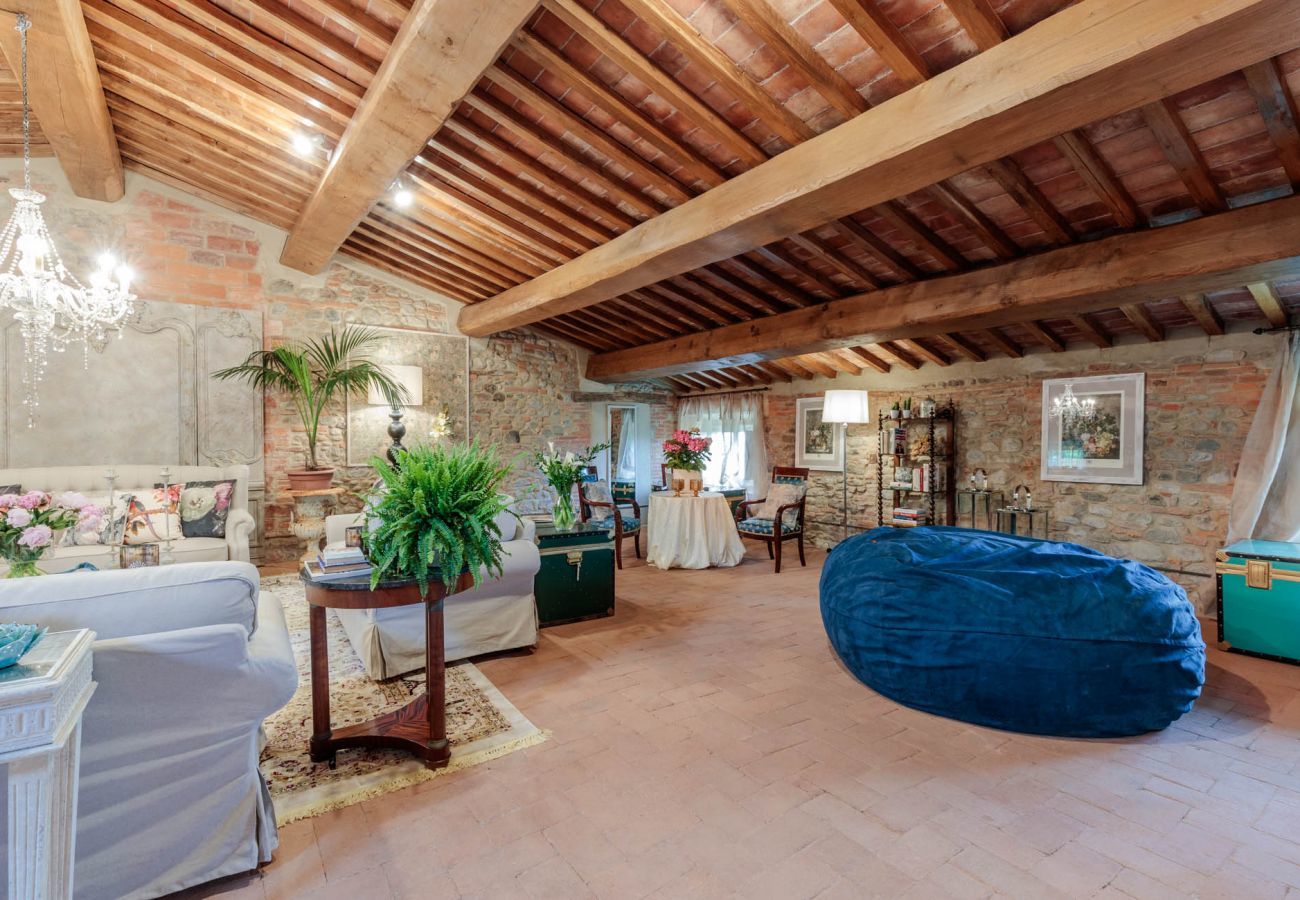 Villa a Lucca - VILLA HUGO, Understated Luxury 5 Bedrooms Villa with Pool and a Welcoming Ambience