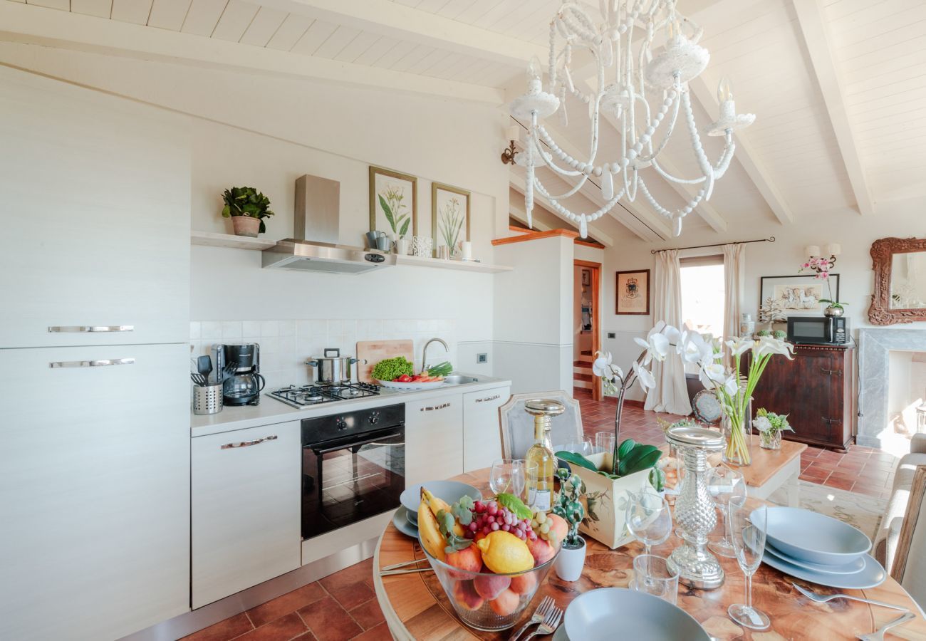 Villa a Montemagno - ALCOVA TOBINO, a Romantic Farmhouse with Private Pool and a Magnificent view over the Sea