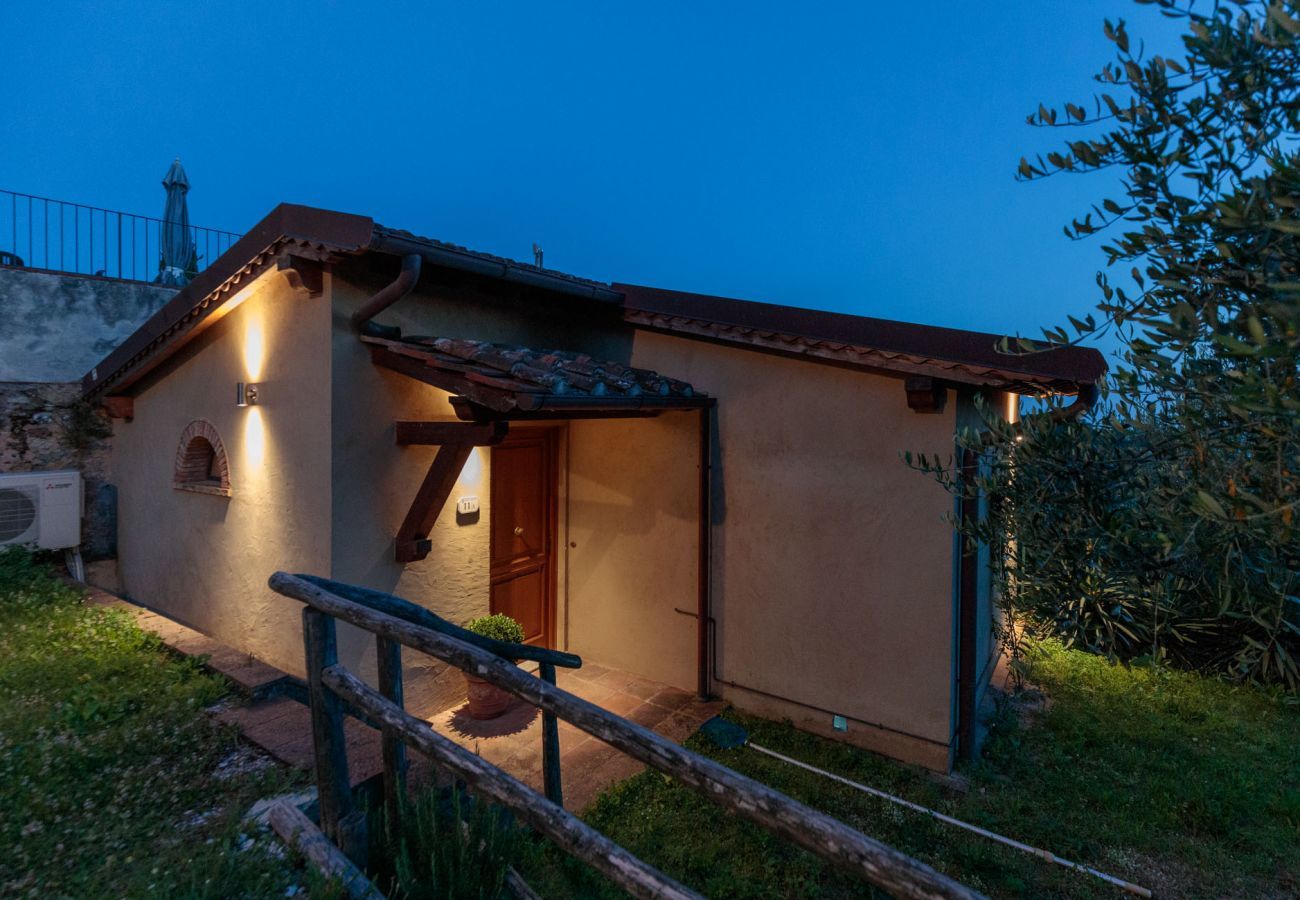 Villa a Montemagno - ALCOVA TOBINO, a Romantic Farmhouse with Private Pool and a Magnificent view over the Sea