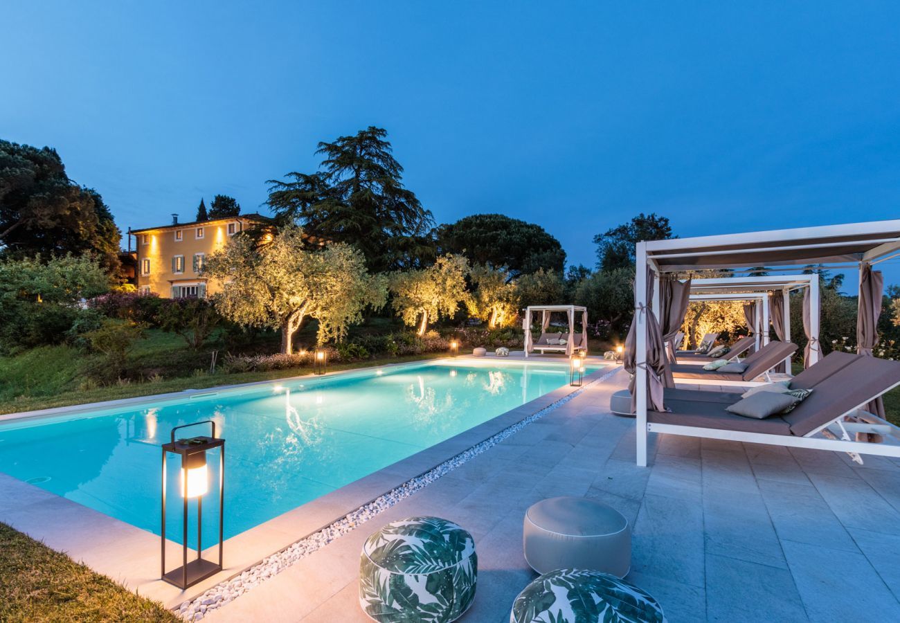 Villa a Montecarlo - LOSE THE WORLD. FIND YOURSELF. VILLA DUEMANI, 11 BEDROOMS, PANORAMIC POOL & SPA