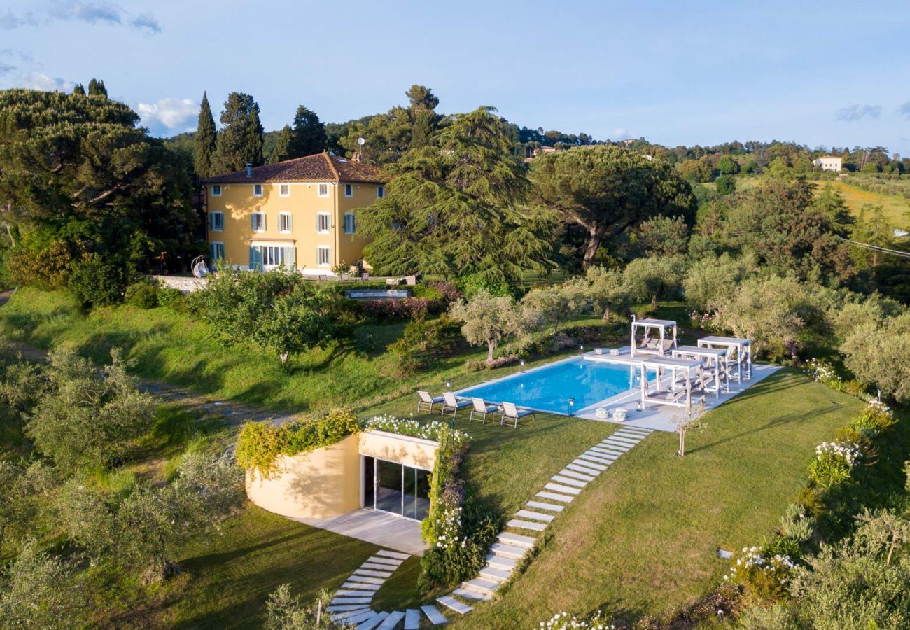 Villa a Montecarlo - LOSE THE WORLD. FIND YOURSELF. VILLA DUEMANI, 11 BEDROOMS, PANORAMIC POOL & SPA