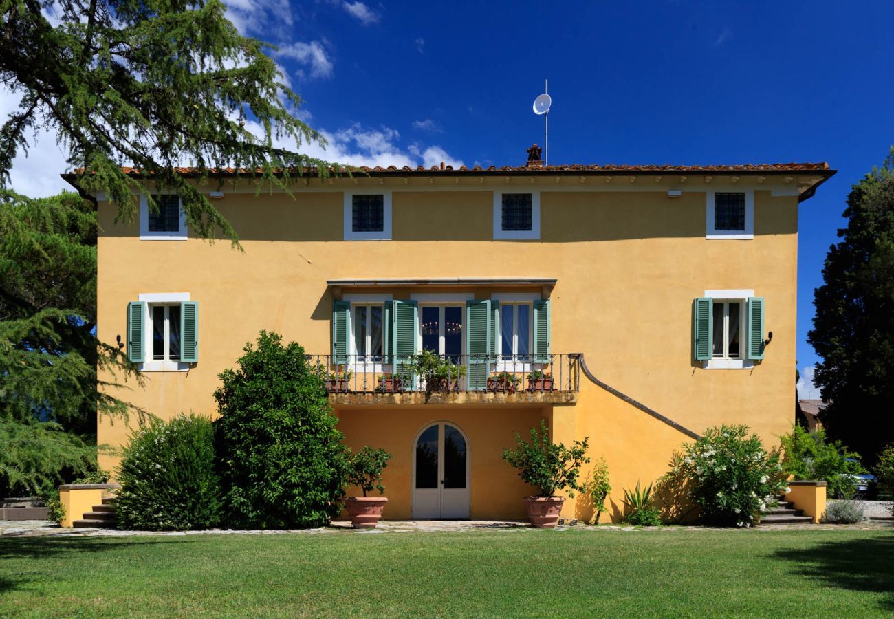 Villa a Montecarlo - LOSE THE WORLD. FIND YOURSELF. VILLA DUEMANI, 11 BEDROOMS, PANORAMIC POOL & SPA