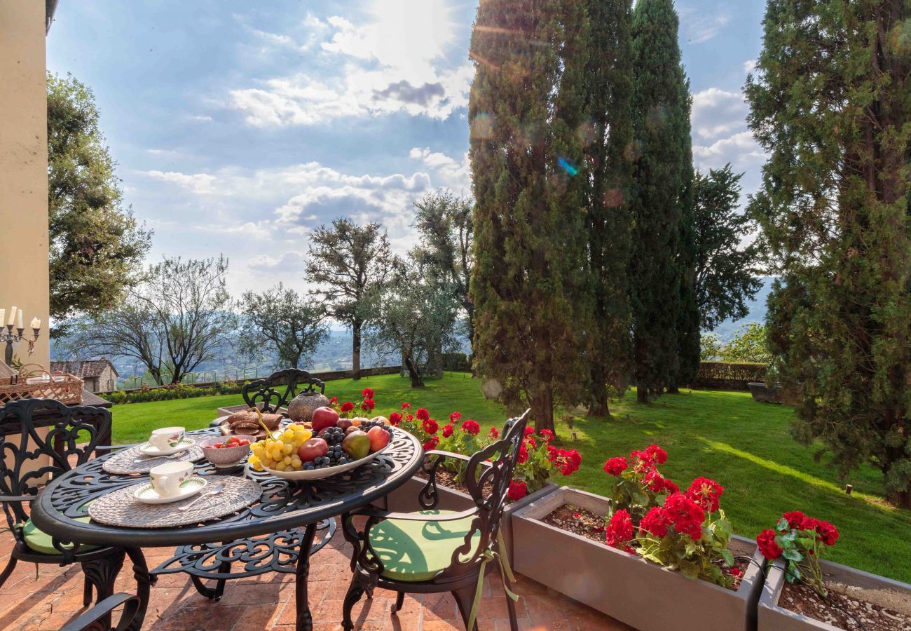 Villa a Lucca - VILLA IL CASTELLO: Vibrant Sanctuary of Enchanting Colours. 6 Bedrooms, Private Pool
