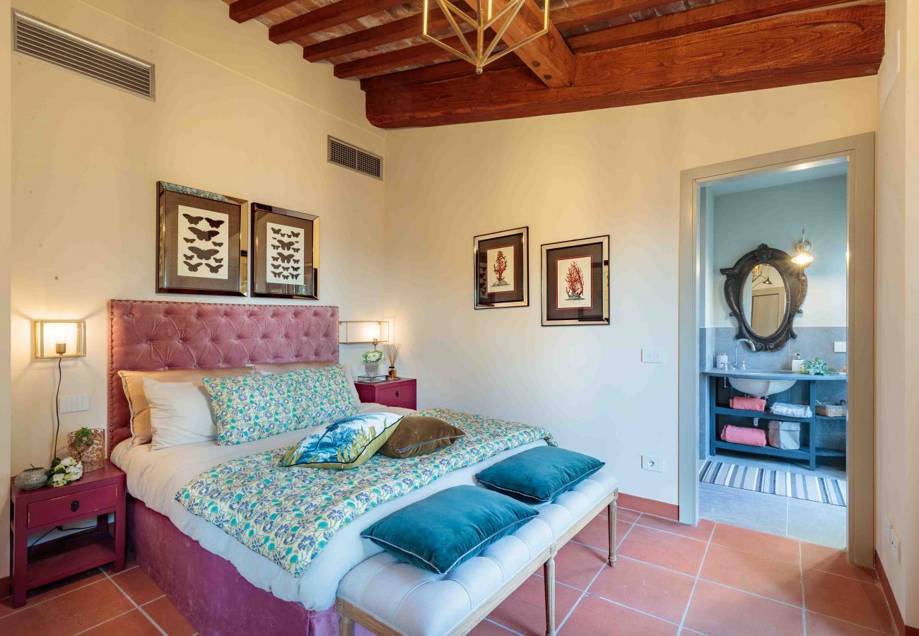 Villa a Lucca - VILLA IL CASTELLO: Vibrant Sanctuary of Enchanting Colours. 6 Bedrooms, Private Pool